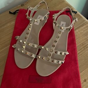 Valentino ROCKSTUD FLAT RUBBER SANDAL